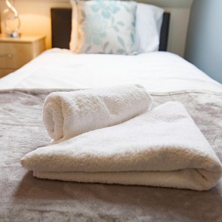 Comfortable Swindon Town Centre Apartments, Free Parking, Sleeps Up To 8 Exterior photo