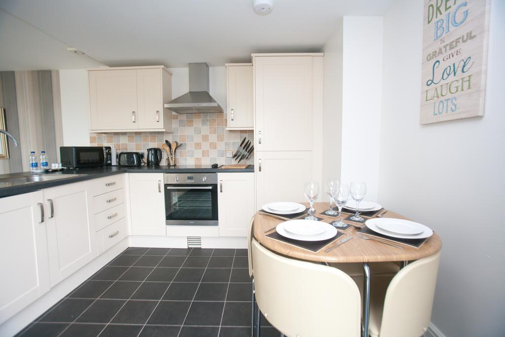 Comfortable Swindon Town Centre Apartments, Free Parking, Sleeps Up To 8 Exterior photo