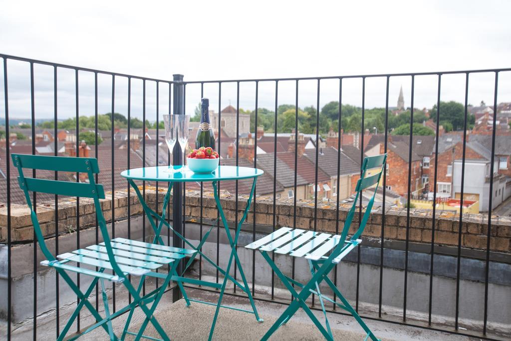 Comfortable Swindon Town Centre Apartments, Free Parking, Sleeps Up To 8 Exterior photo