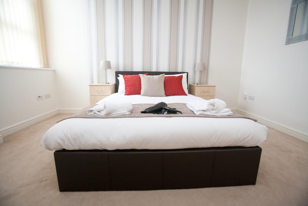 Comfortable Swindon Town Centre Apartments, Free Parking, Sleeps Up To 8 Exterior photo