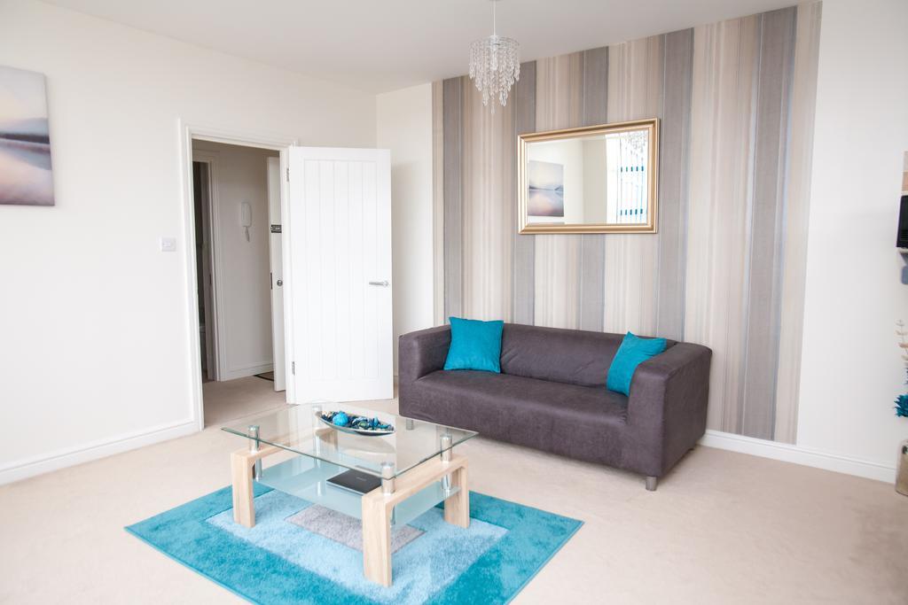 Comfortable Swindon Town Centre Apartments, Free Parking, Sleeps Up To 8 Exterior photo