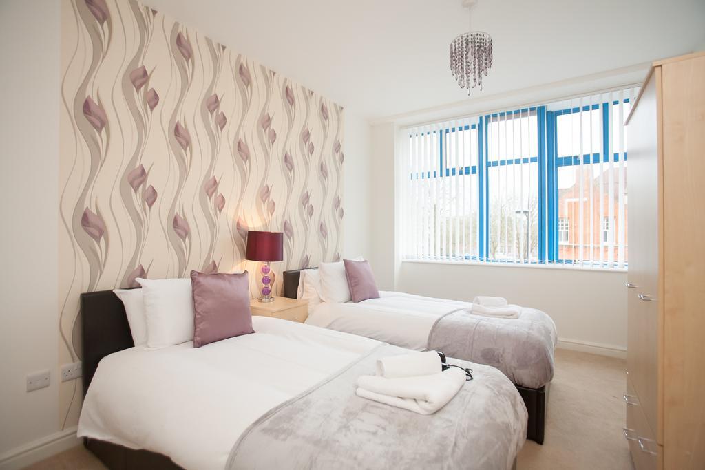 Comfortable Swindon Town Centre Apartments, Free Parking, Sleeps Up To 8 Exterior photo