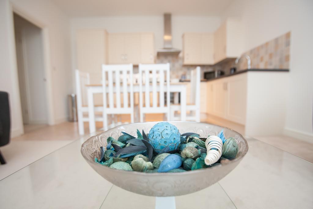 Comfortable Swindon Town Centre Apartments, Free Parking, Sleeps Up To 8 Exterior photo