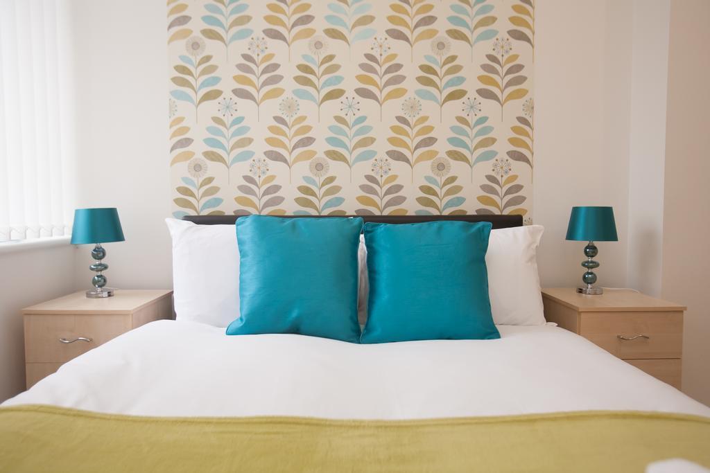 Comfortable Swindon Town Centre Apartments, Free Parking, Sleeps Up To 8 Exterior photo