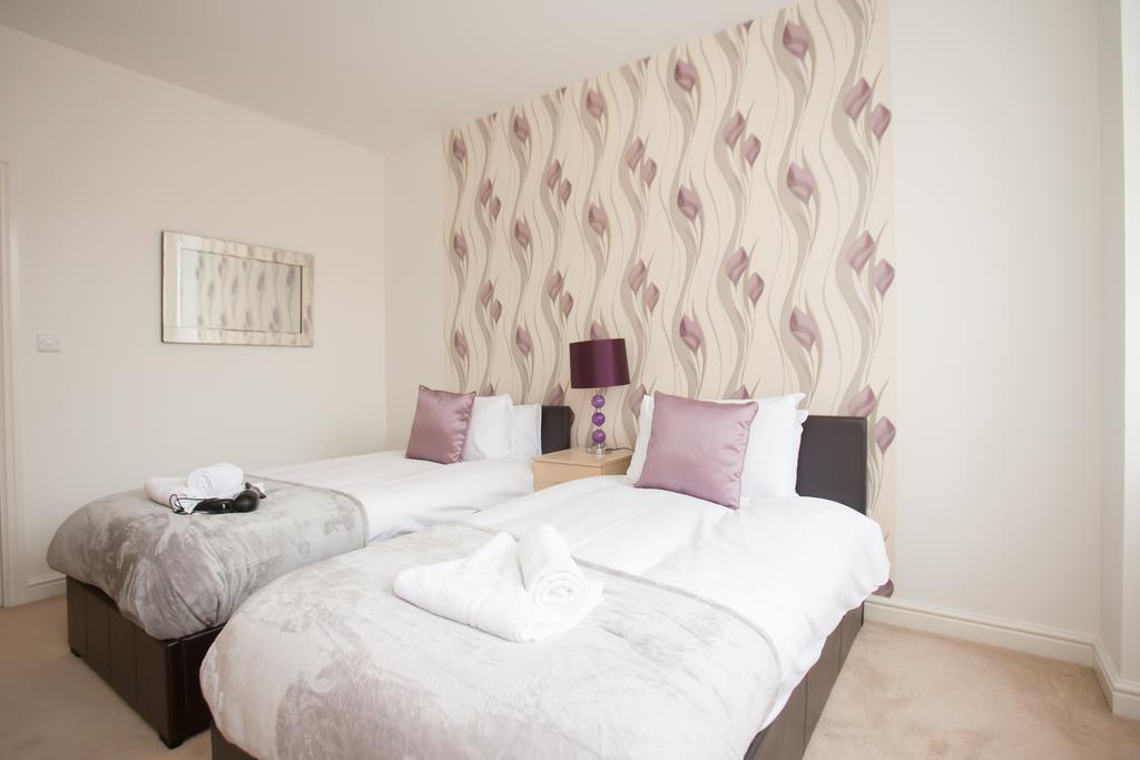 Comfortable Swindon Town Centre Apartments, Free Parking, Sleeps Up To 8 Exterior photo