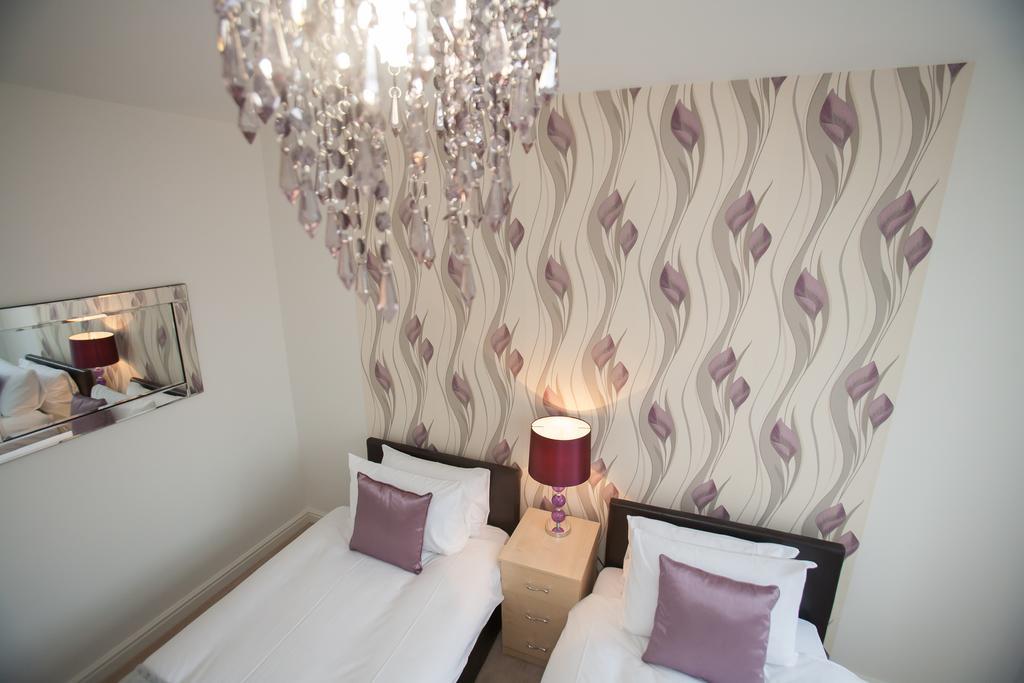 Comfortable Swindon Town Centre Apartments, Free Parking, Sleeps Up To 8 Exterior photo