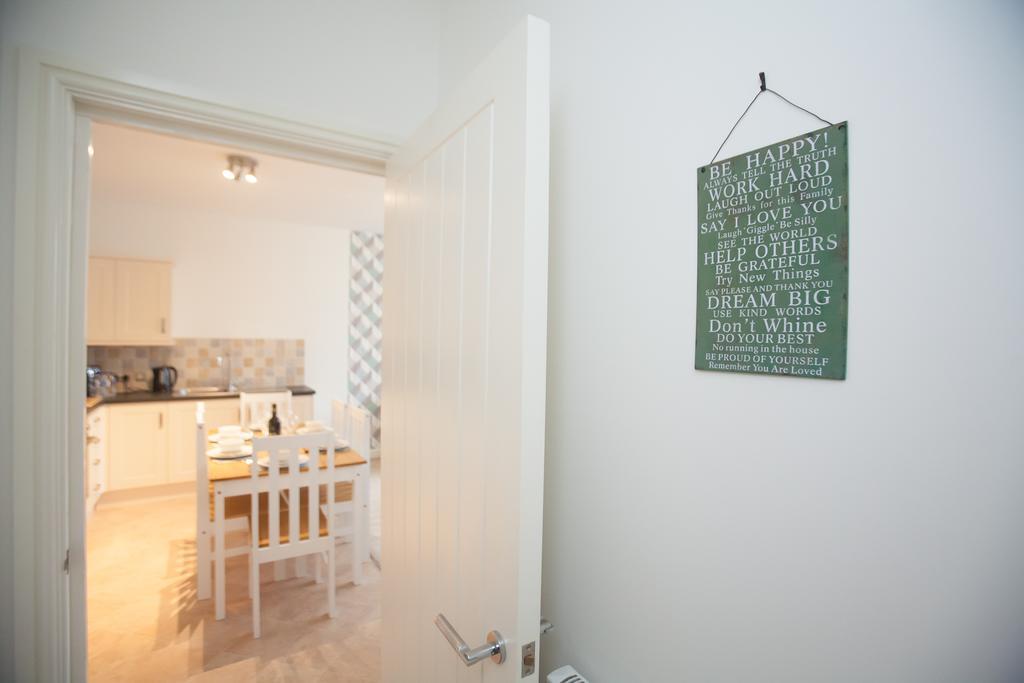 Comfortable Swindon Town Centre Apartments, Free Parking, Sleeps Up To 8 Exterior photo