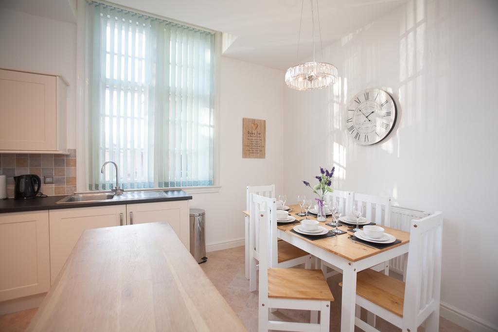 Comfortable Swindon Town Centre Apartments, Free Parking, Sleeps Up To 8 Exterior photo