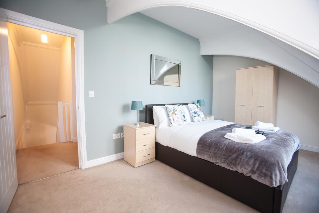 Comfortable Swindon Town Centre Apartments, Free Parking, Sleeps Up To 8 Exterior photo