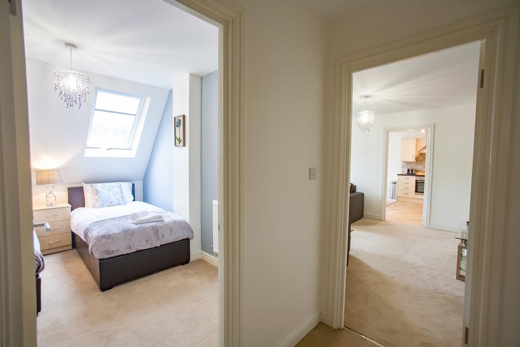 Comfortable Swindon Town Centre Apartments, Free Parking, Sleeps Up To 8 Exterior photo
