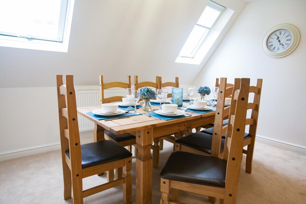 Comfortable Swindon Town Centre Apartments, Free Parking, Sleeps Up To 8 Exterior photo