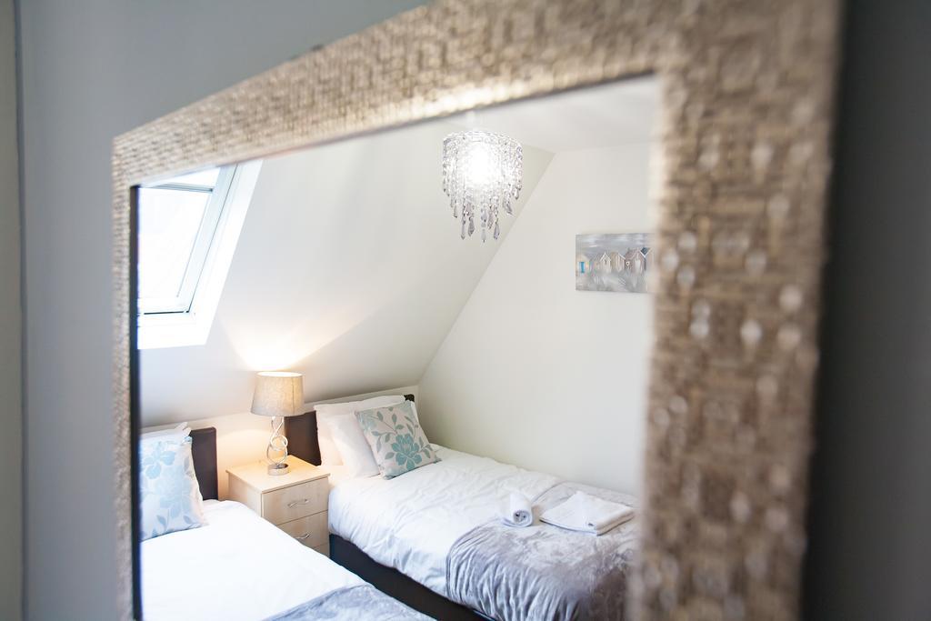 Comfortable Swindon Town Centre Apartments, Free Parking, Sleeps Up To 8 Exterior photo