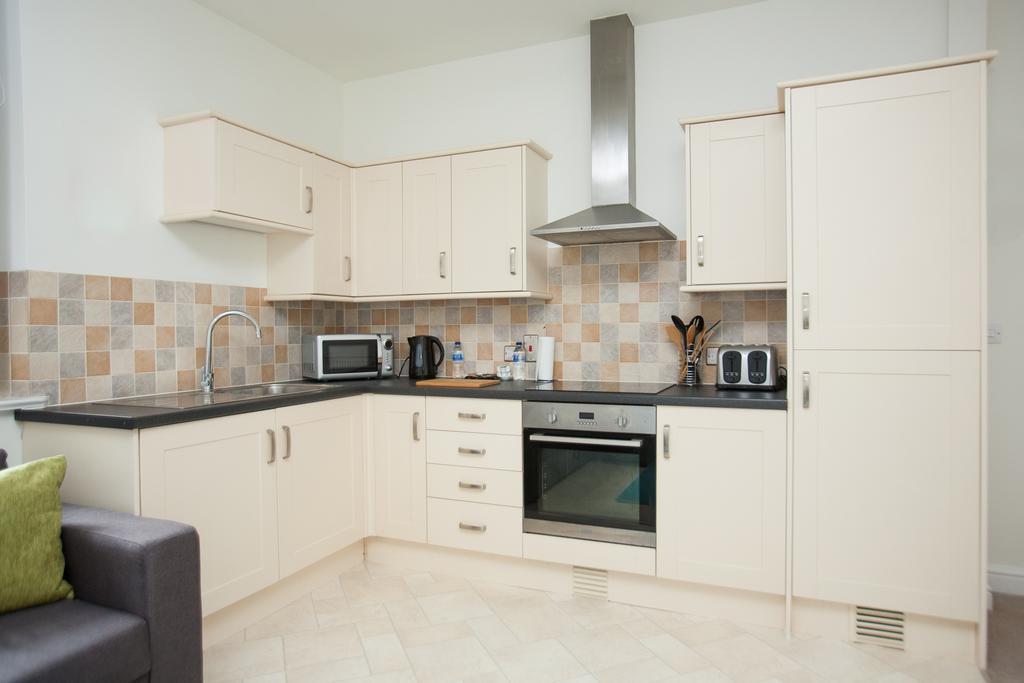 Comfortable Swindon Town Centre Apartments, Free Parking, Sleeps Up To 8 Exterior photo
