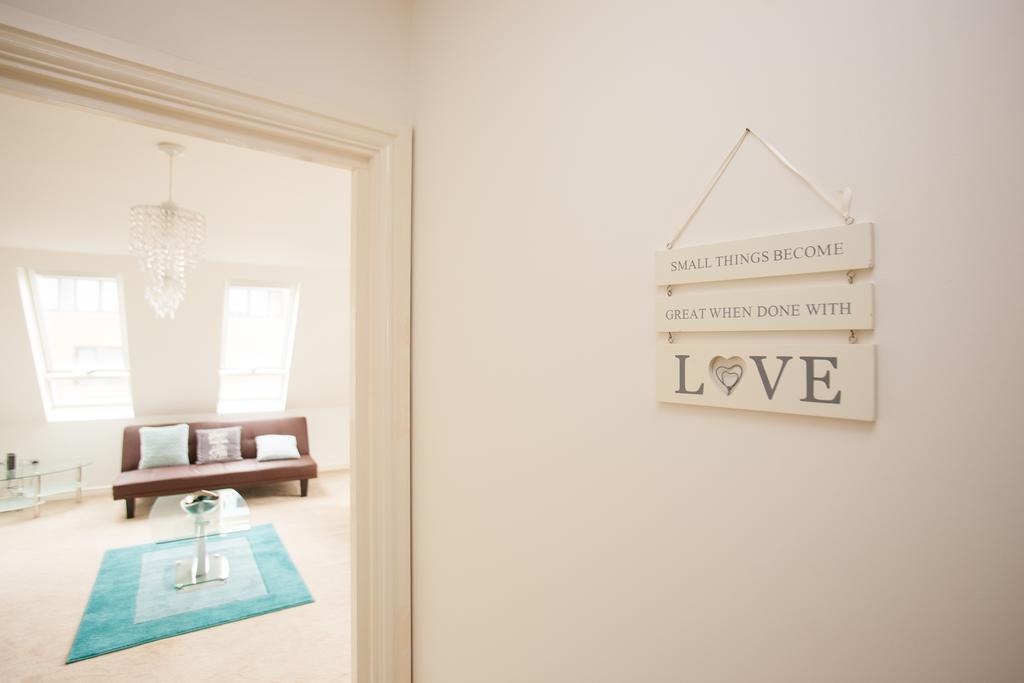 Comfortable Swindon Town Centre Apartments, Free Parking, Sleeps Up To 8 Exterior photo