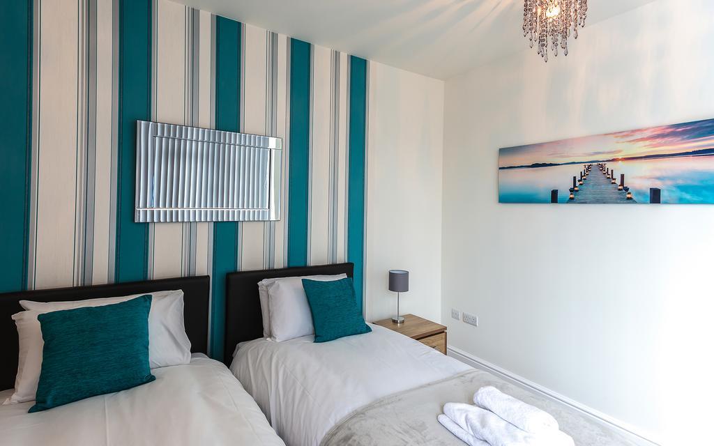 Comfortable Swindon Town Centre Apartments, Free Parking, Sleeps Up To 8 Exterior photo