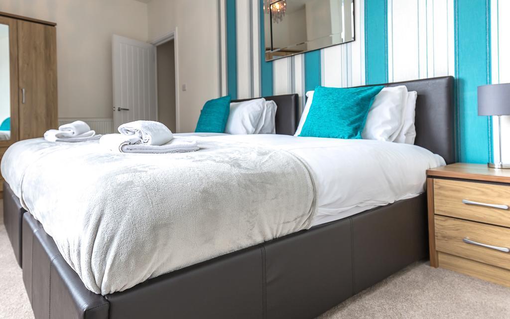 Comfortable Swindon Town Centre Apartments, Free Parking, Sleeps Up To 8 Exterior photo