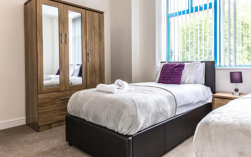 Comfortable Swindon Town Centre Apartments, Free Parking, Sleeps Up To 8 Exterior photo