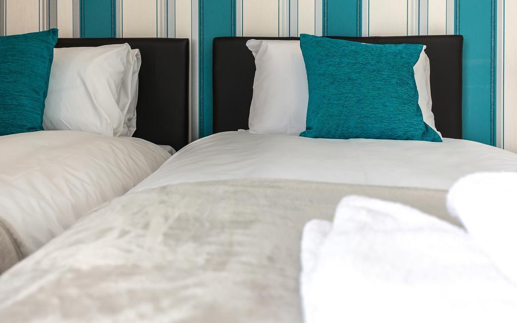Comfortable Swindon Town Centre Apartments, Free Parking, Sleeps Up To 8 Exterior photo