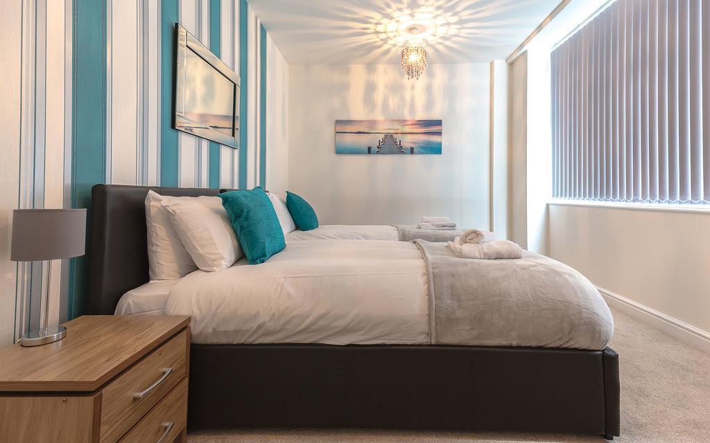 Comfortable Swindon Town Centre Apartments, Free Parking, Sleeps Up To 8 Exterior photo