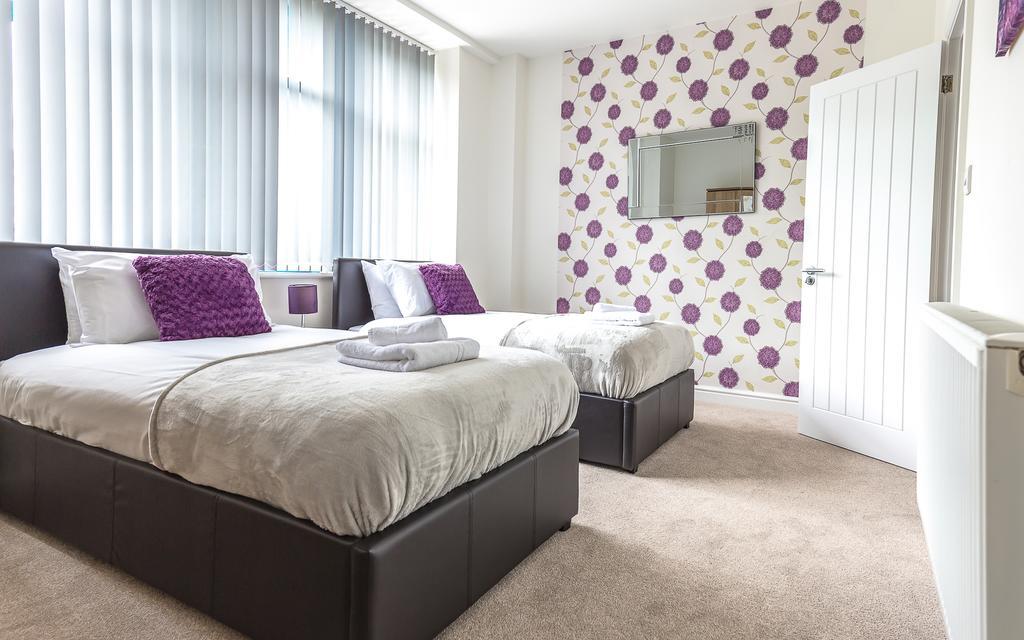 Comfortable Swindon Town Centre Apartments, Free Parking, Sleeps Up To 8 Exterior photo