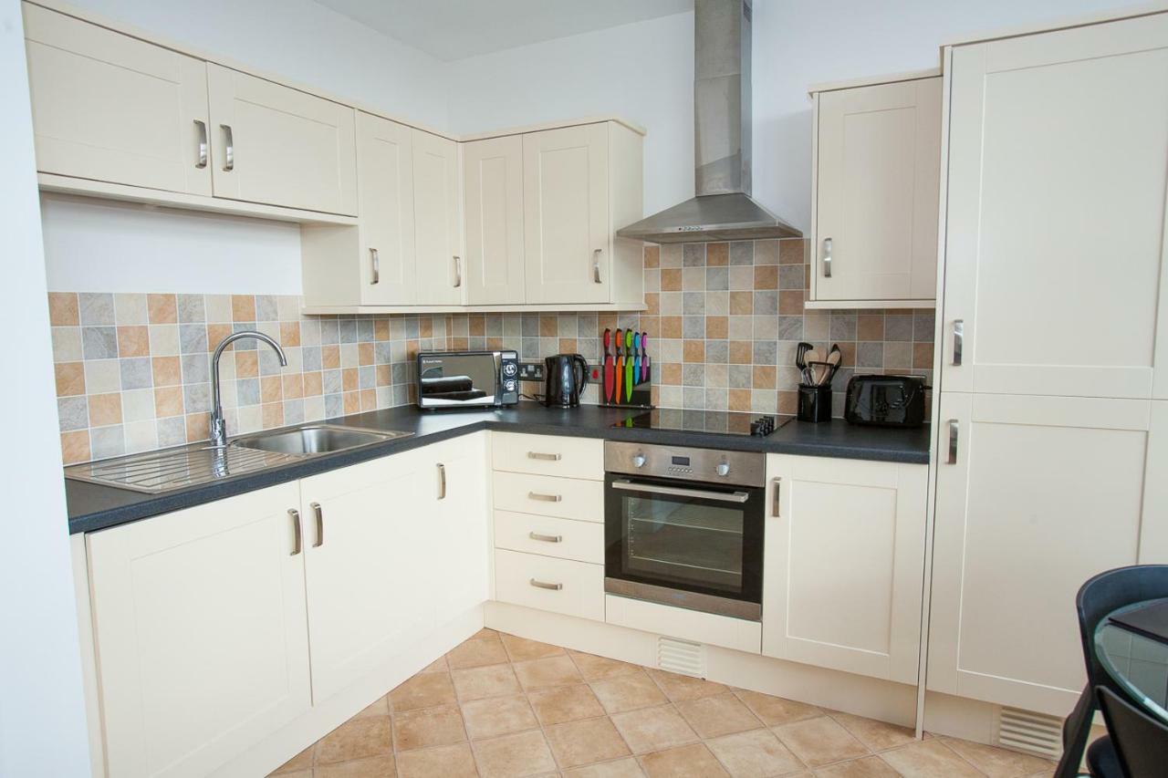 Comfortable Swindon Town Centre Apartments, Free Parking, Sleeps Up To 8 Exterior photo