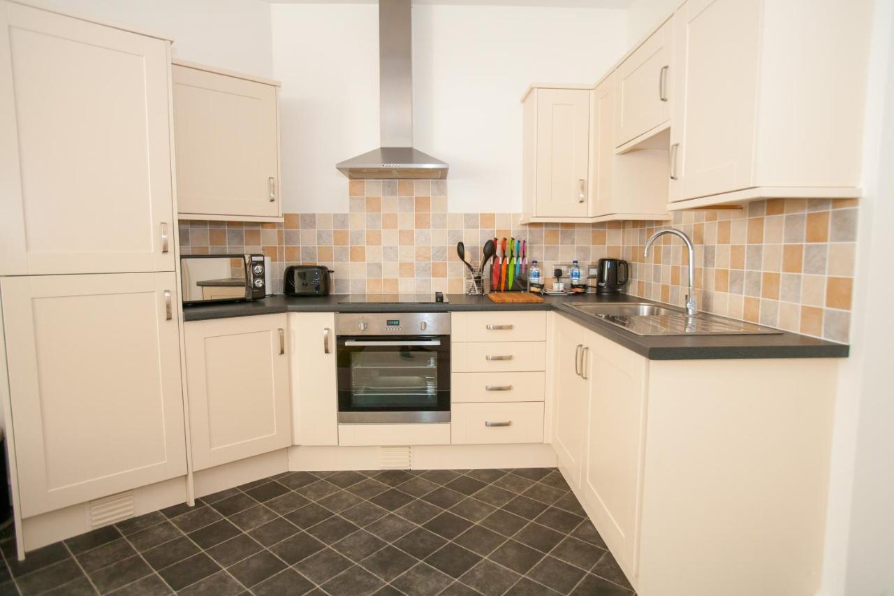 Comfortable Swindon Town Centre Apartments, Free Parking, Sleeps Up To 8 Exterior photo
